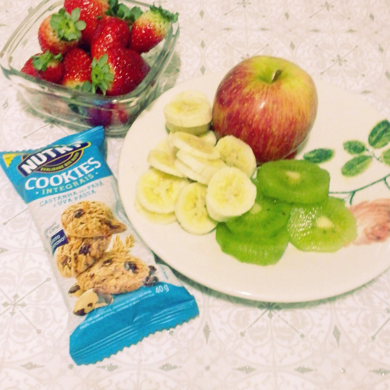 salada de frutas com biscoito integral