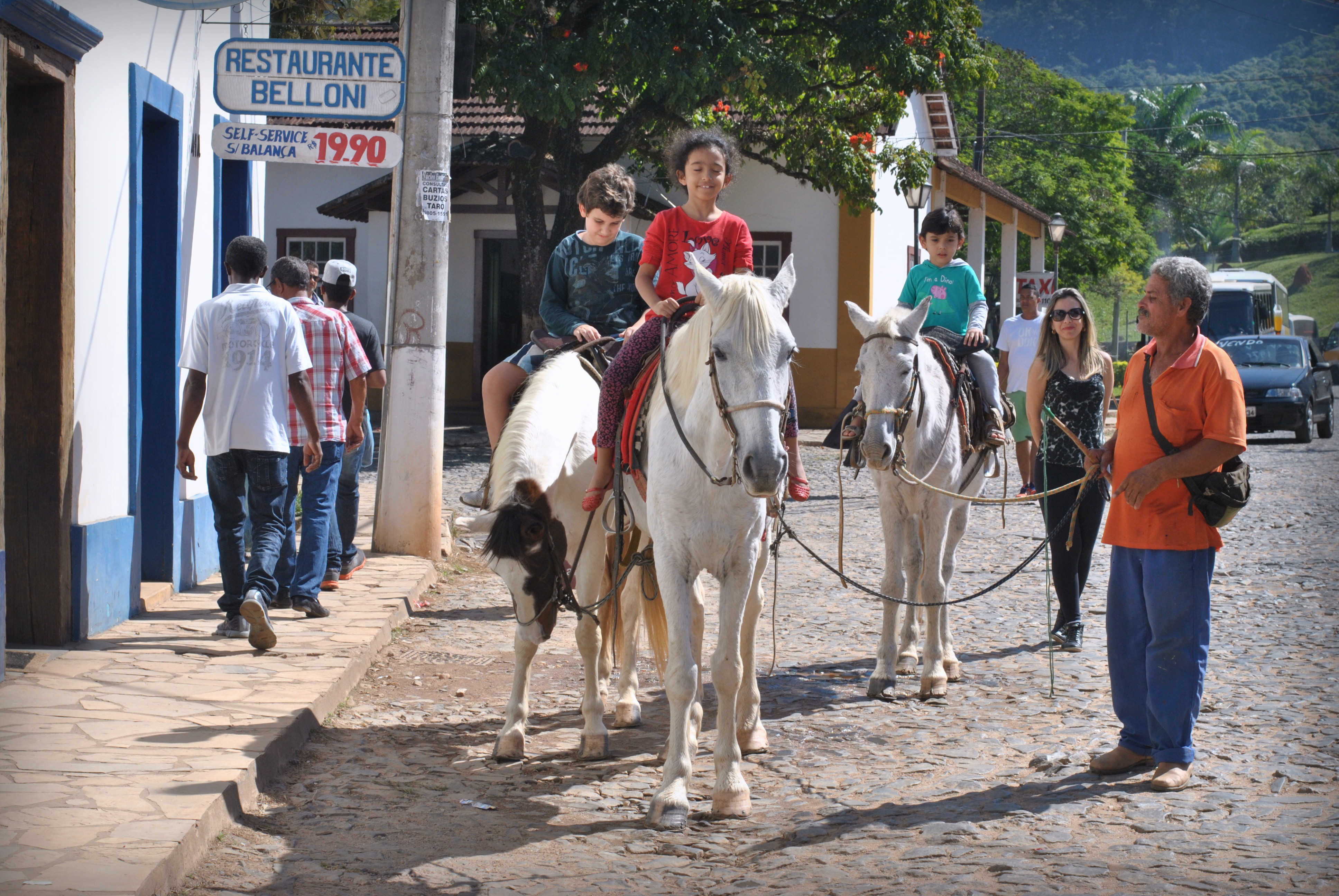 Crianças andam de cavalo em Tiradentes